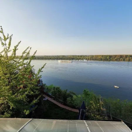 Gardos Riverview Apartment *